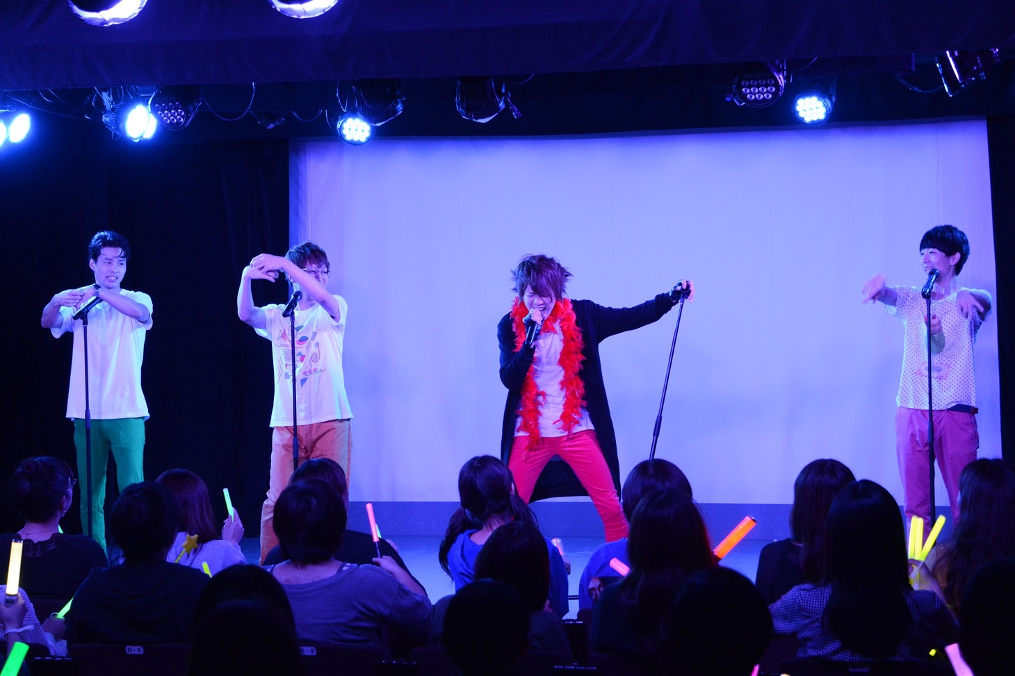 パフォーマンス中のJUNK∞TION。