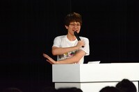 「JUNK∞TION Q」のMCを担当するYoshi。