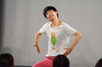 コマネチをするAkky。