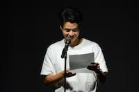 326からの手紙を読むNOBU。