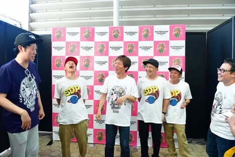 囲み取材の様子。