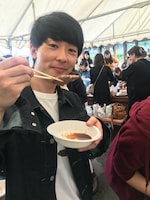 バーベキューを楽しむAkky。