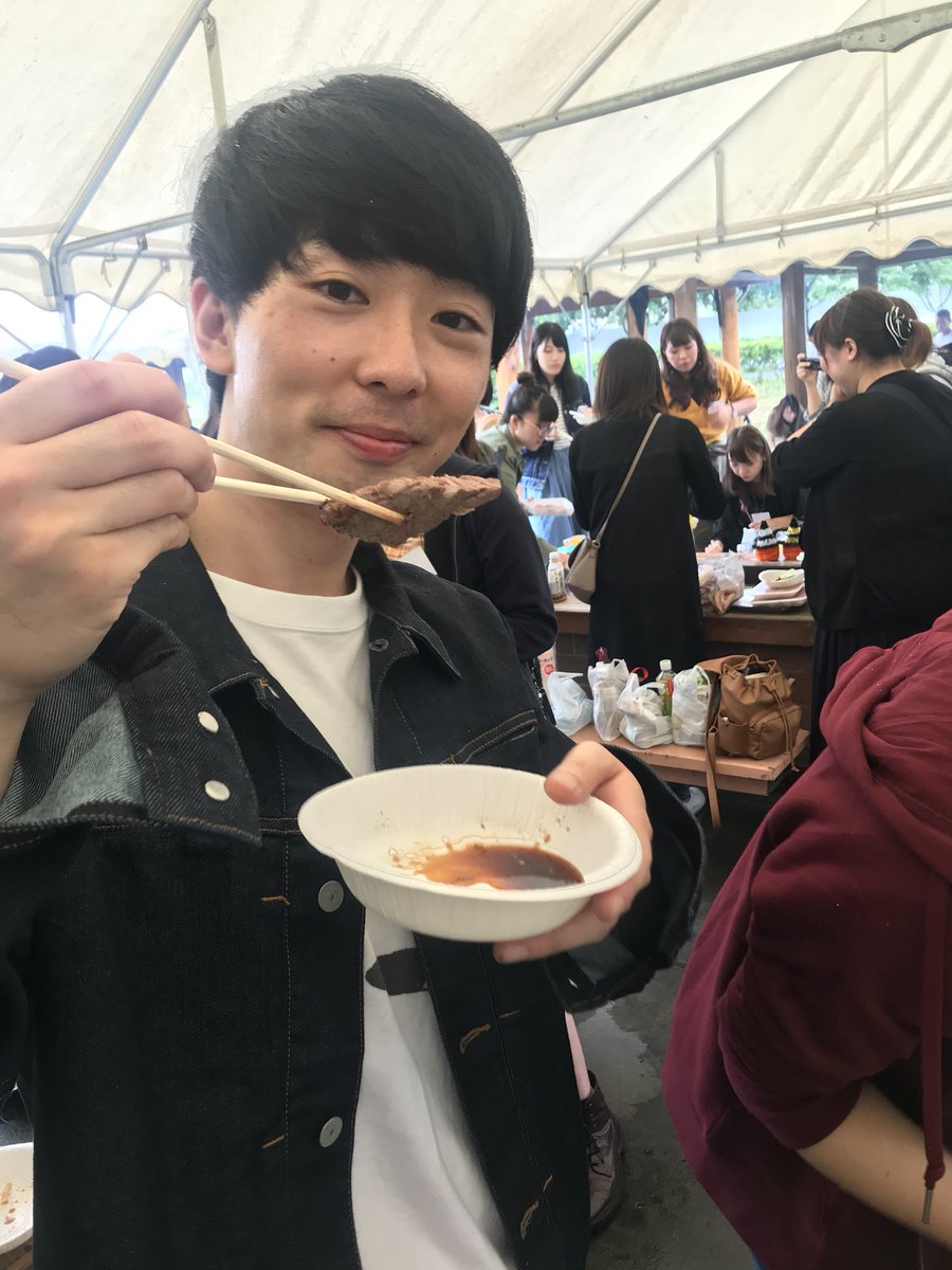 バーベキューを楽しむAkky。