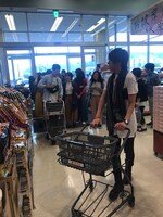 バーベキューの買い出しをするJUNK∞TION。