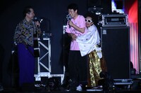 「狩りから稲作へ」の曲フリとなる新喜劇の台本を書いた小籔千豊に「コヤ兄！」と抱きつくレキシ。