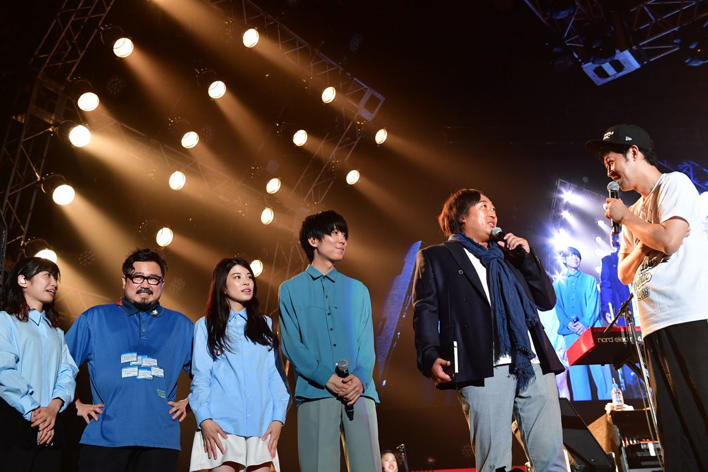 ゲスの極み乙女。と彼らの統括マネージャーを自称する剣持信也氏（右から2人）。