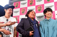 囲み取材中の様子。