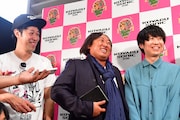 ゲスの極み乙女。の囲み取材にも参加した自称マネージャーの剣持信也(中央)。