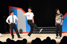 コント中にDA PUMP「U.S.A.」を踊るネプチューン原田（中央）。