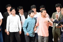 手を繋いで袖にはけようとするハナコ秋山と四千頭身・後藤。