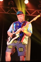 ベース担当の野性爆弾くっきー。