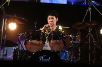 ドラム担当の小籔千豊。