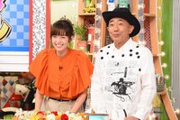 左から佐藤栞里、木梨憲武。(c)日本テレビ