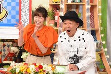 左から佐藤栞里、木梨憲武。(c)日本テレビ