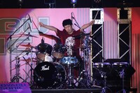 吉本新喜劇ィズでドラムを担当する小籔千豊。