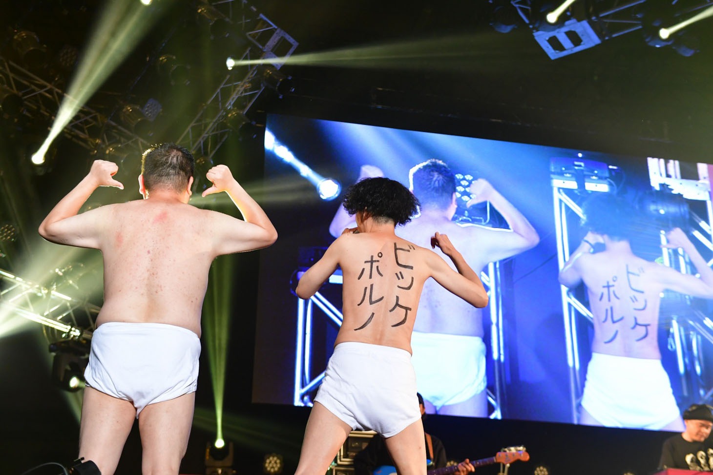 ビッグポルノの「KING TIMER」をパフォーマンスするTOKYO No.1 SOUL SET。