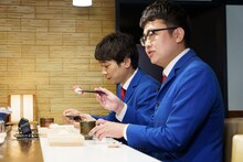 寿司を味わう銀シャリ。