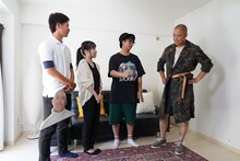 コーディネートしてもらうコロコロチキチキペッパーズ・ナダル（右）。