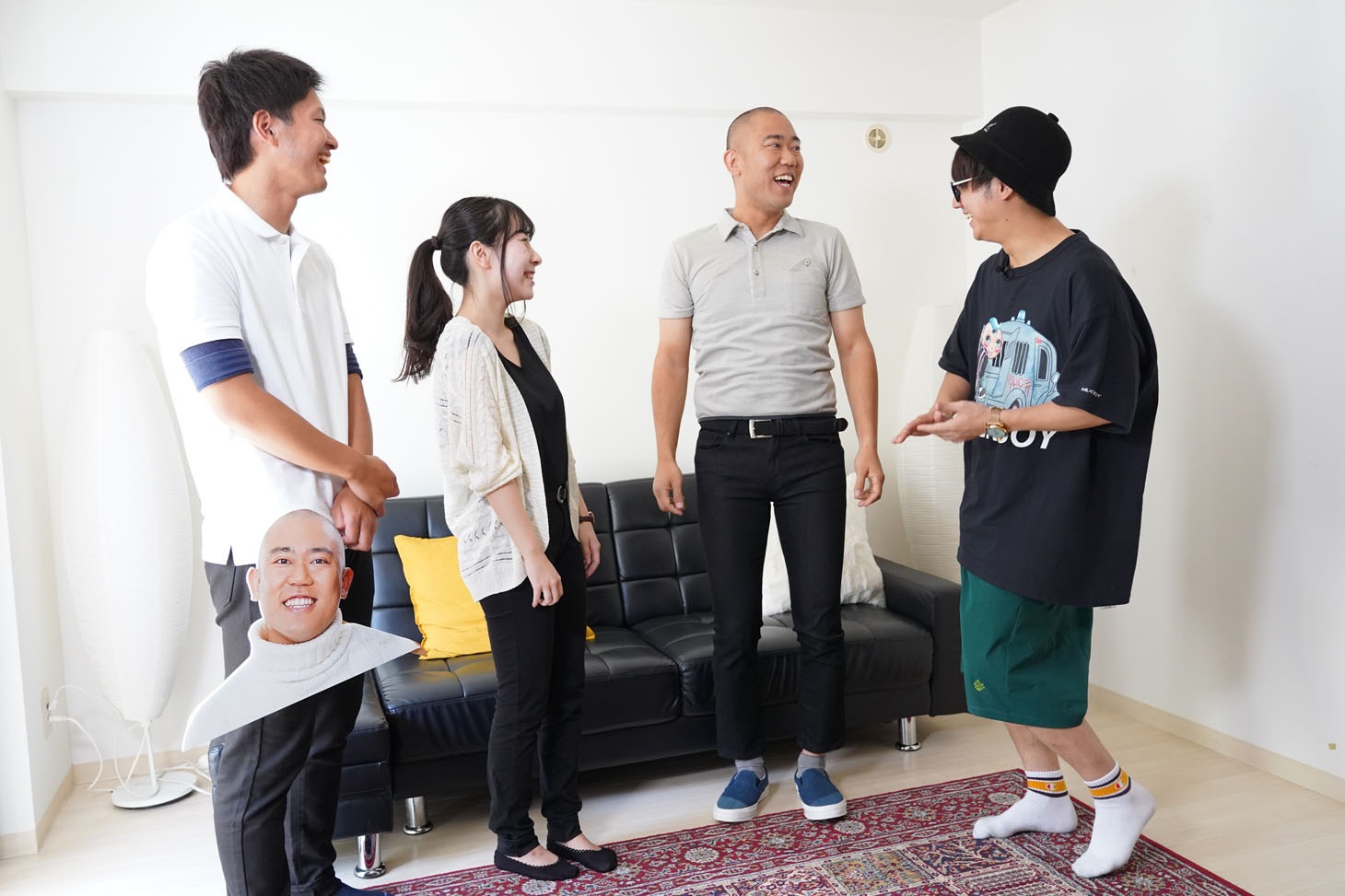 コーディネートしてもらうコロコロチキチキペッパーズ・ナダル（左から3人目）。