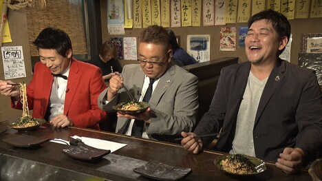 左からマギー審司、サンドウィッチマン。(c)NHK
