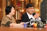 （左から）外山惠理アナと南海キャンディーズ山里。(c)TBS