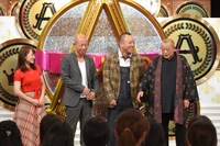 番組オープニングの（左から）川栄李奈、バイきんぐ、笑福亭鶴瓶。(c)TBS