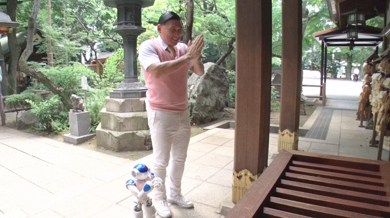 「ロボット旅 日本一周～タカラモノクダサイ～」でロボットの太郎と共に「神社仏閣ビンゴ旅」に臨むオードリー春日。(c)テレビ朝日