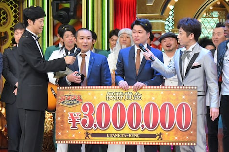 喜びを語るメンバー（中央2人）。左から山口、潮。