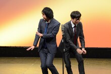 「NとSでピタッ！」とポーズを決める磁石。