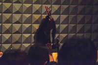 客席を練り歩く和室賀美恵。