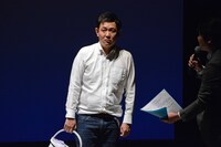 切なげな表情で敗者コメントを残すマシンガンズ西堀。