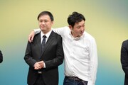 オジンオズボーン高松（左）と肩を組むマシンガンズ西堀（右）。