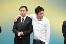 オジンオズボーン高松（左）と肩を組むマシンガンズ西堀（右）。