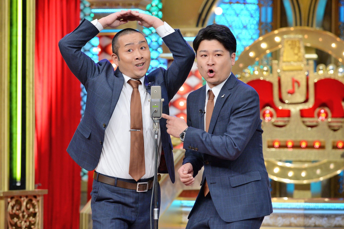 ネタを披露するメンバー。左から山口、潮。