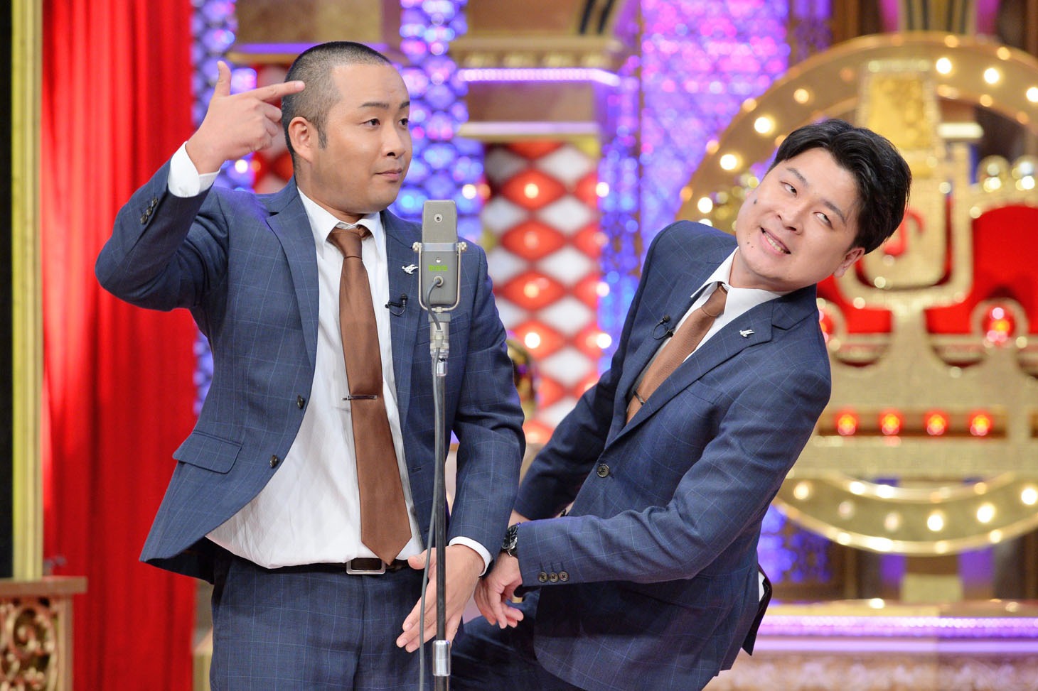 ネタを披露するメンバー。
