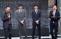 コマンダンテ（中央2人）と進行役の千鳥。