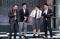 タイムマシーン3号（中央2人）と進行役の千鳥。