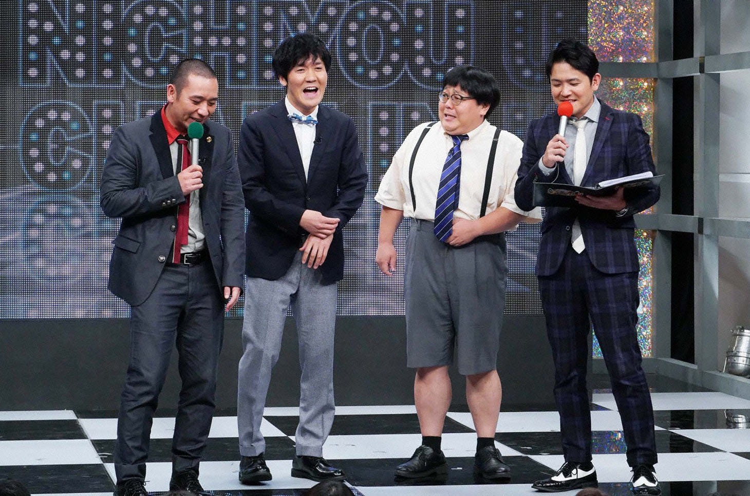 タイムマシーン3号（中央2人）と進行役の千鳥。