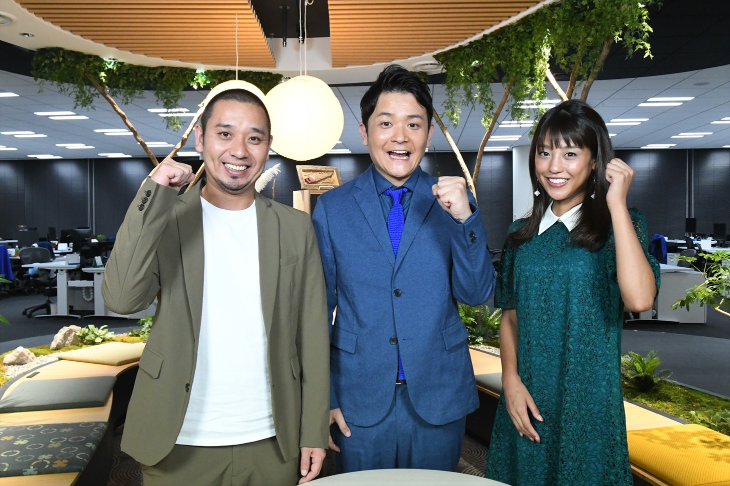 「天職サーチ 千鳥のジョブラバーズ presented by Indeed」に出演する（左から）千鳥、岡副麻希。(c)ABC