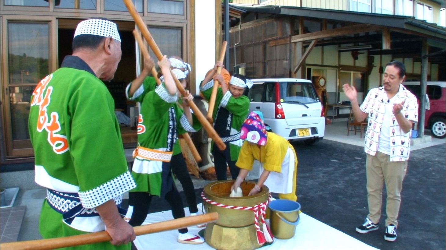「相席食堂」で岩手県一関市を訪れる笑い飯・西田（右）。