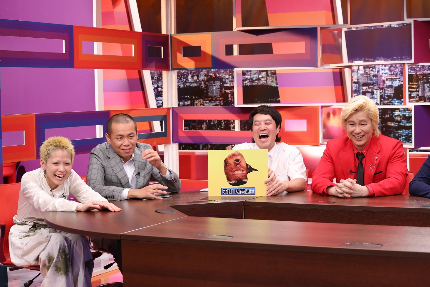 タカアンドトシ・タカ（右から2人目）によるプレゼンのワンシーン。(c)中京テレビ