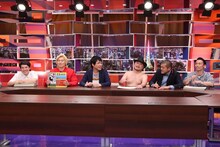 メイプル超合金カズレーザー（左から2人目）によるプレゼンのワンシーン。(c)中京テレビ