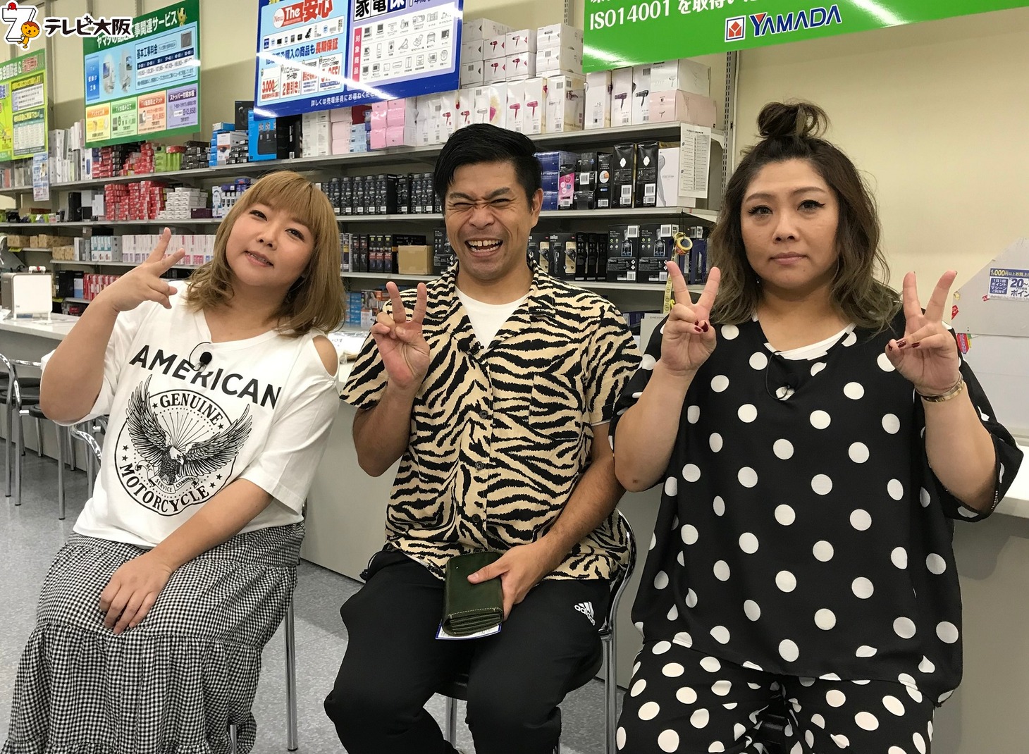 左から海原やすよ、守谷日和、海原ともこ。