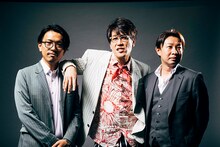 古坂大魔王と、エイベックス・マネジメントの新井正則氏（左）、同・白取輝知氏（右）。