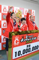 「俺たちがキングだー！」と叫びながらのフォトセッションに応じるハナコ。