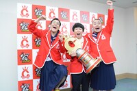 「やったーというポーズをお願いします」とリクエストされ、応えるハナコ。