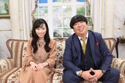 左から福原遥、バナナマン日村。(c)フジテレビ