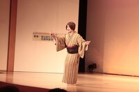 きものショーを盛り上げるチョコレートプラネット松尾。