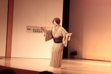 きものショーを盛り上げるチョコレートプラネット松尾。