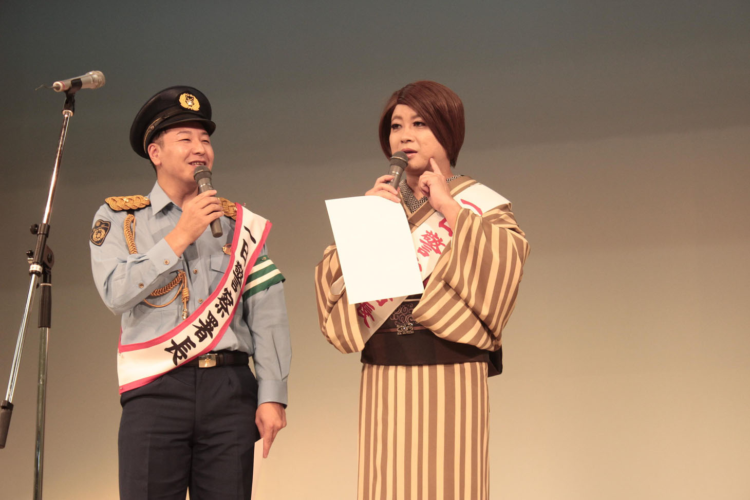 上京警察署の一日署長を務めたチョコレートプラネット。